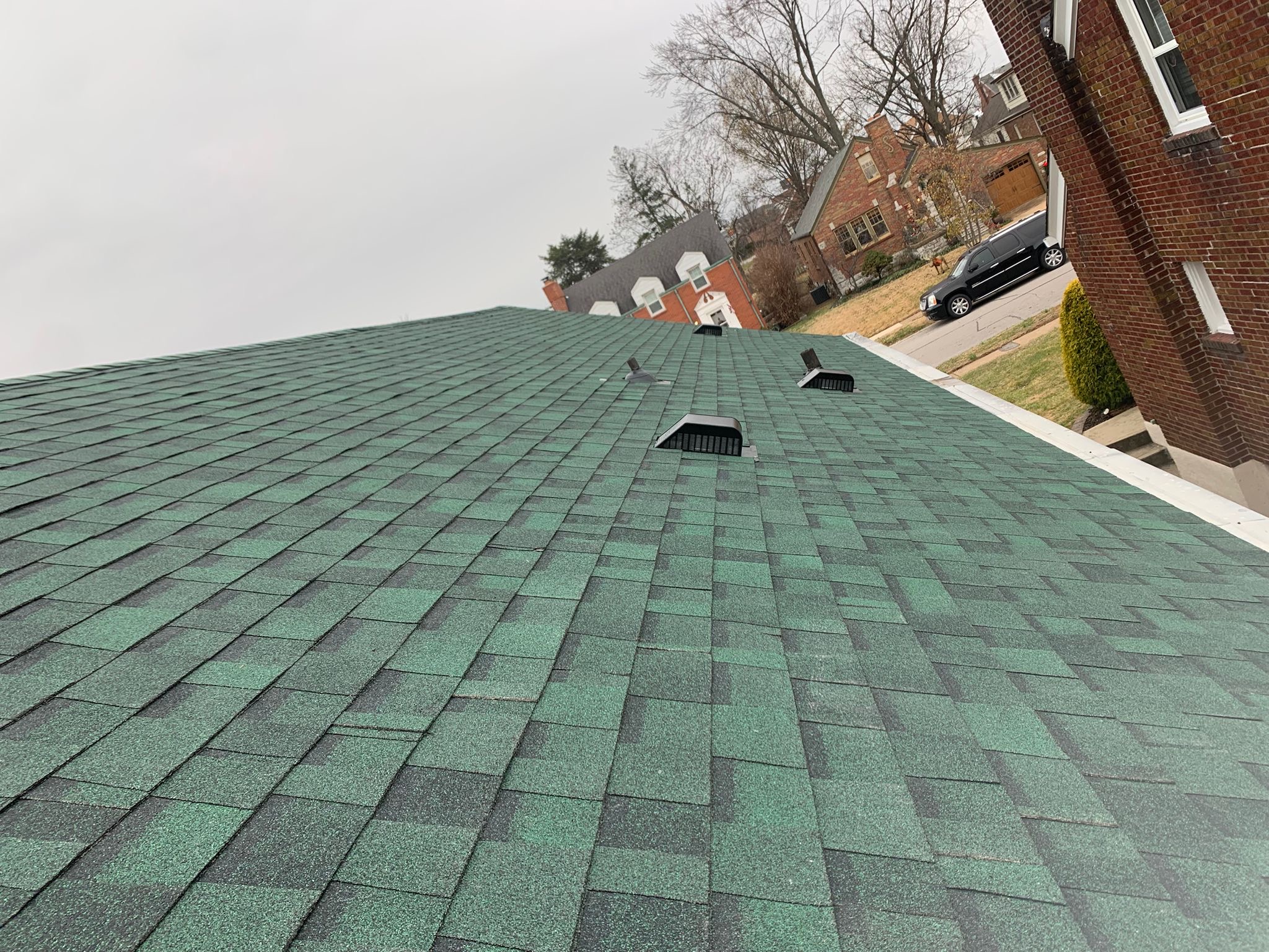 Green architectural shingles installation in St. Louis MO